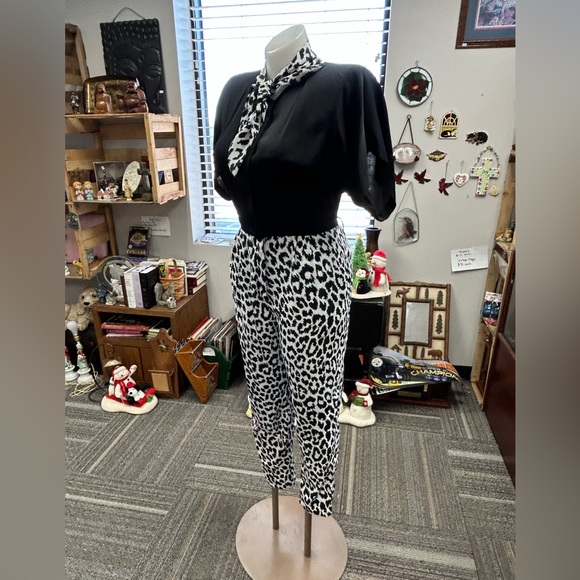 VINTAGE PRAGO Stylish Black and White Jumpsuit! - Picture 3 of 9